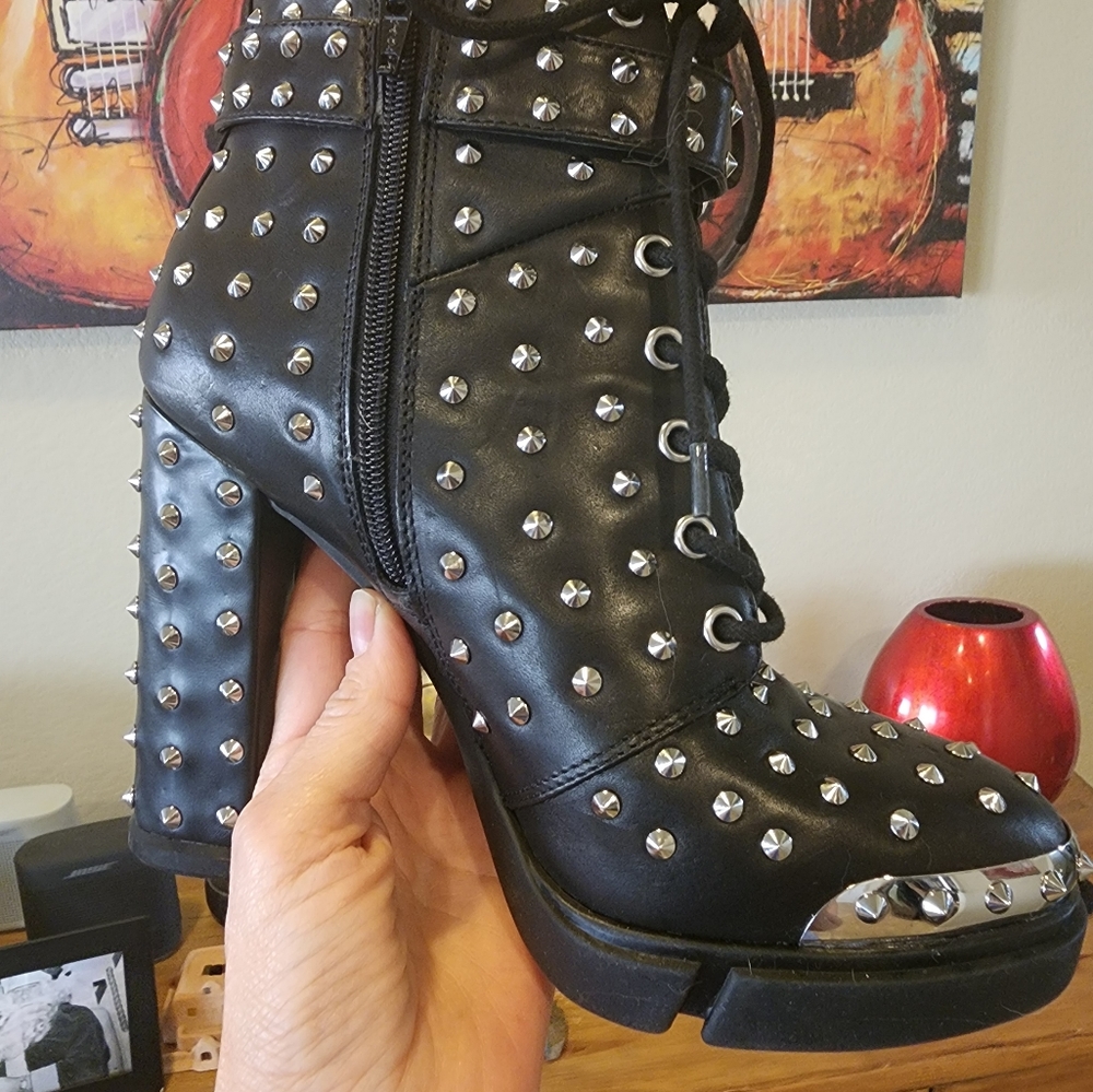 Gianni Bini NWT sizr 9 black lace-up studded leather boots